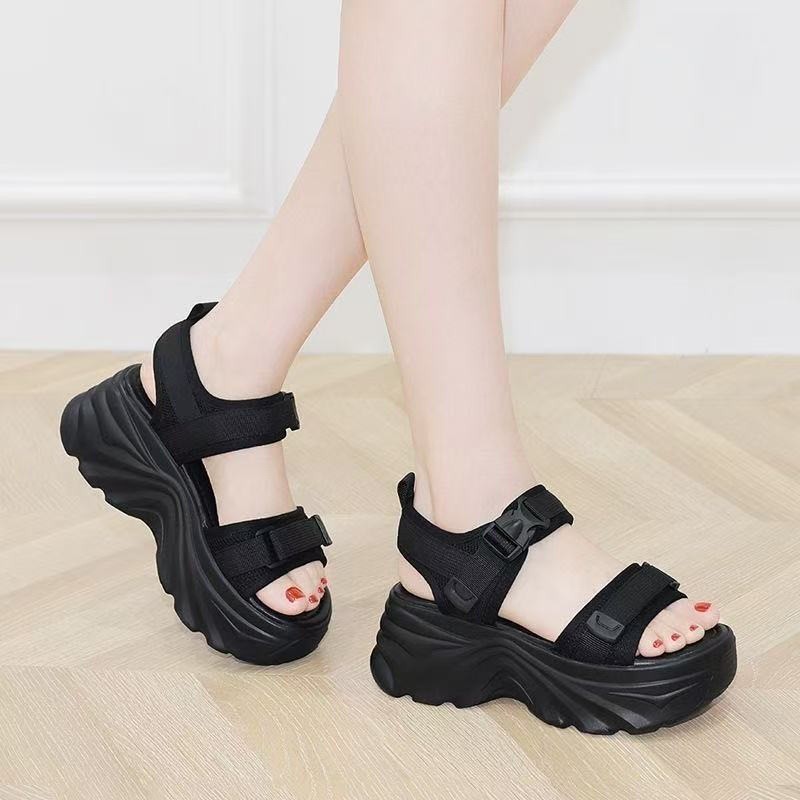 Influencer Dad รองเท้าแตะผู้หญิงสวมใส่ด้านนอกฤดูร้อนสไตล์ใหม่ All-Match Soft Sole Anti-Slip Thick Sole Platform กีฬาชายหาด