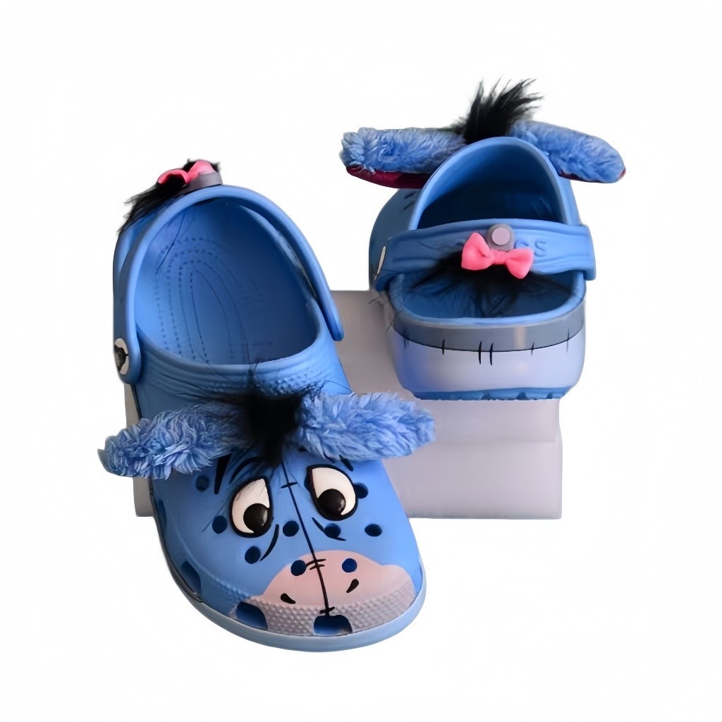 【】Crocs WTP Eeyore รองเท้า รองเท้าแตะ กันลื่นและทนต่อการสึกหรอ สะดวกสบายUnisex🚚จัดส่งที่รวดเร็ว และฟ