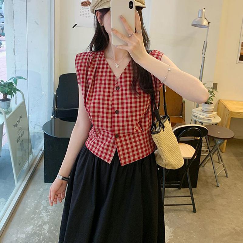 เสื้อเชิ้ตผู้หญิงคอวีลายสก็อตสีแดงสไตล์เรโทร ทรงเข้ารูปสำหรับฤดูร้อน ทันสมัยและสวยงาม