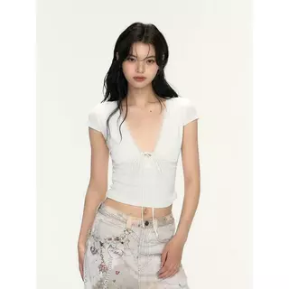 พร้อมส่งเสื้อยืดแขนสั้นคอวียางยืดเซ็กซี่เย็บลูกไม้ฤดูร้อน 2025 ใหม่