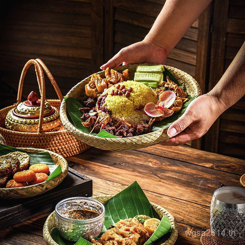 ทีไทยไทยอาหารไทยไทยบนโต๊ะอาหารสไตล์ซุปรสจานอาหารค่ําสร้างสรรค์เอเชียตะวันออกเฉียงใต้จานอาหารไม้ไผ่ทอ