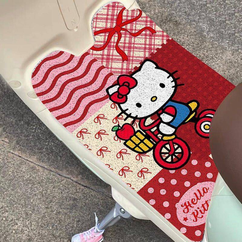 Hello Kitty การ์ตูนรถยนต์ไฟฟ้าเสื่อเท้าทนต่อการสึกหรอถูแหวนผ้าไหมสากลตัดด้วยตนเองกันน้ําเหยียบเสื่อ