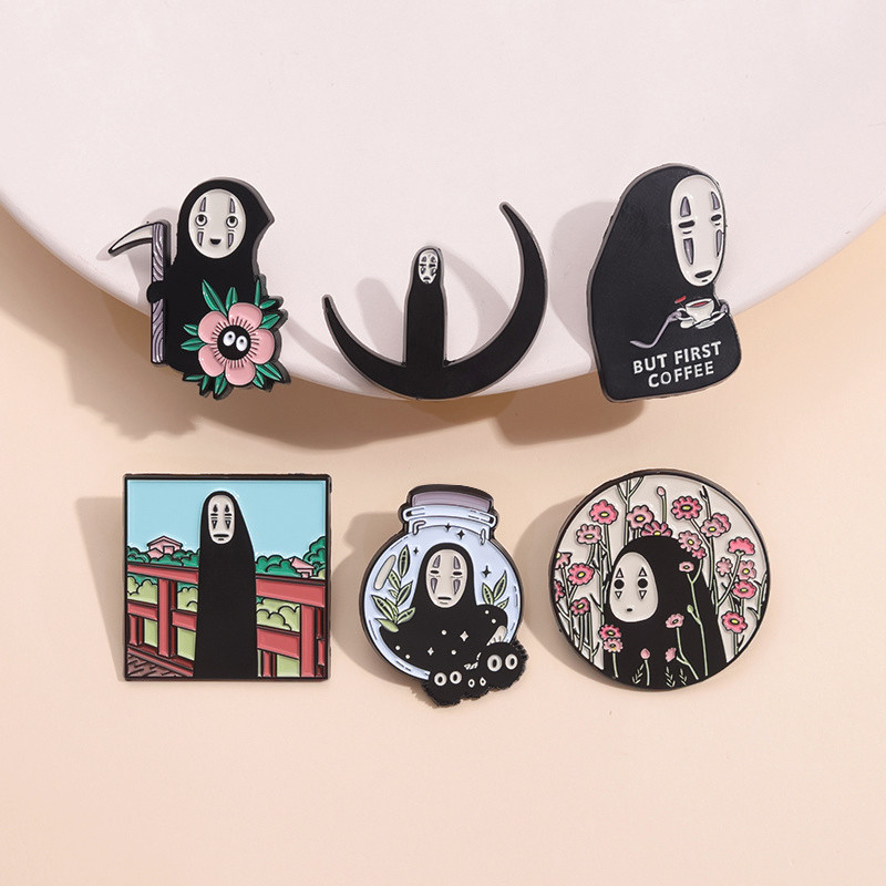 ตัวละครอะนิเมะญี่ปุ่นเคลือบLapel Pin Spirited Away Facelessชายเข็มกลัดโลหะHayao MiyazakiมังงะBadgeแฟชั่นเสื้อผ้าอุปกรณ์เสริม