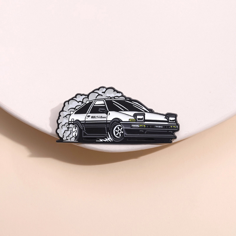 เข็มกลัดโลหะ รูปการ์ตูนอนิเมะ Initial D Fujiwara Takumi หรูหรา เครื่องประดับ สําหรับติดกระเป๋าเป้สะพายหลัง รถยนต์