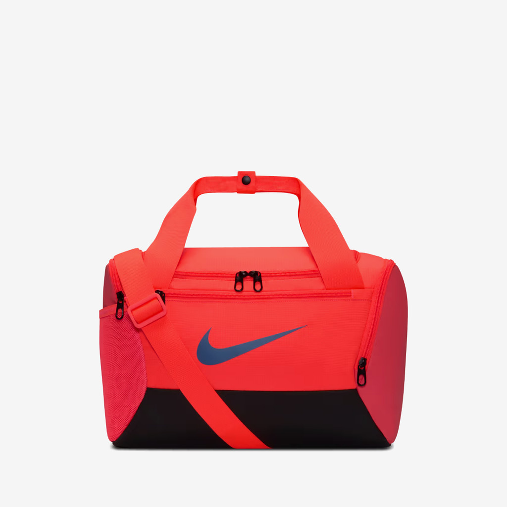 NIKE BRASILIA 9.5 TRAINING DUFFEL BAG 25L HOT LAVA DM3977-804