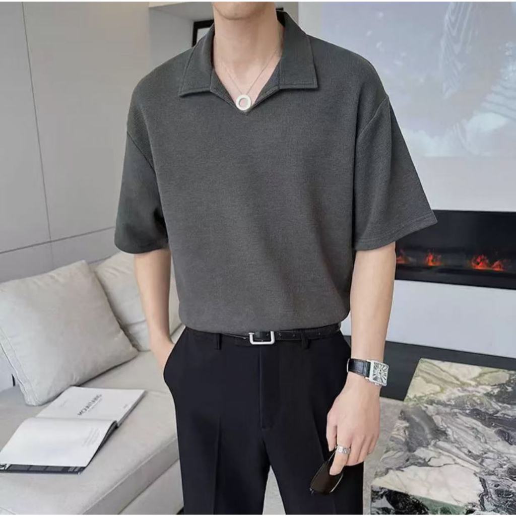Chaistyle เสื้อโปโลผู้ชาย สไตล์เกาหลี คนส่วนน้อย แขนสั้น สีล้วนเรียบง่าย ความรู้สึกระดับสูง
