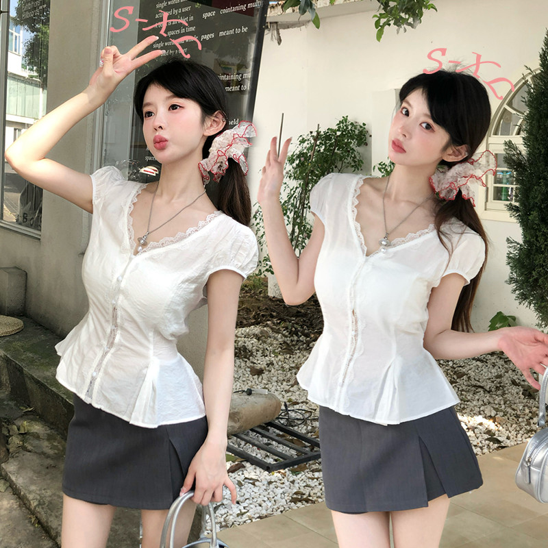 W631 เสื้อเชิ้ตแขนสั้นทรงใหม่สไตล์ฝรั่งเศส ตกแต่งด้วยลูกไม้ฉลุลาย คอวี ดีไซน์ผูกเอว ทรงครอป เหมาะสำหรับฤดูร้อน