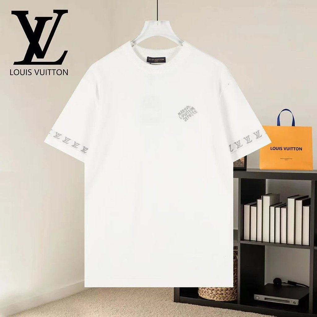 เสื้อยืดโลUIS VUITTON ลายแจ็คการ์ด แบบคลีน แต่งลวดลายและโลโก้ มีเนื้อผ้านิ่ม สบายตัว และรอบคอนุ่ม เห