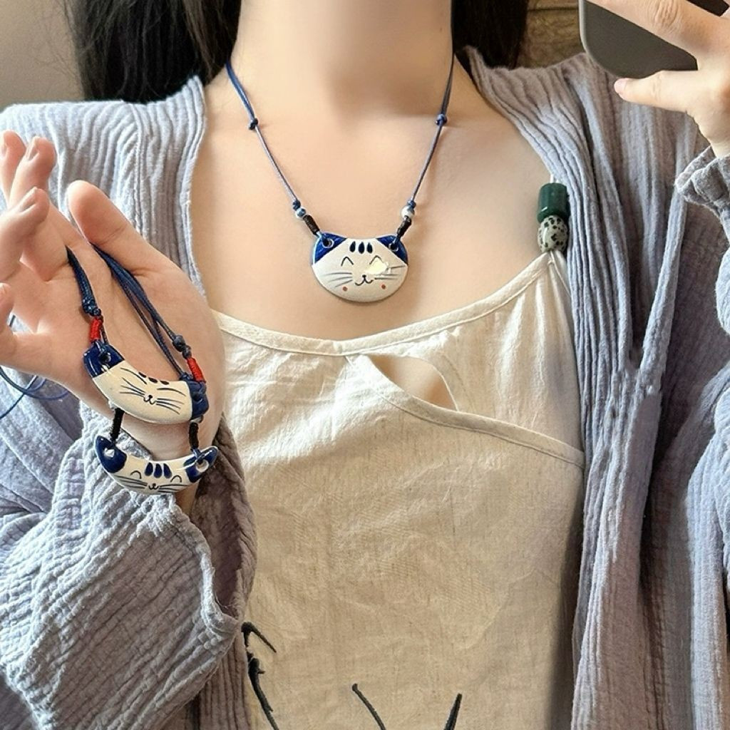 ใหม่สไตล์จีนสีฟ้าสีขาวพอร์ซเลนแมวจี้สร้อยคอหญิงย้อนยุคสไตล์ชาติพันธุ์โซ่กระดูกไหปลาร้าเซรามิกแสงหรูห