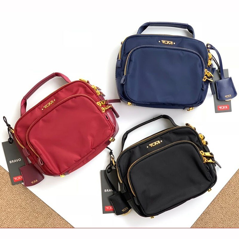tumi sling bag กระเป๋าสะพายสำหรับผู้หญิง ใช้งานได้ทั้งการเดินทางและการทำงาน