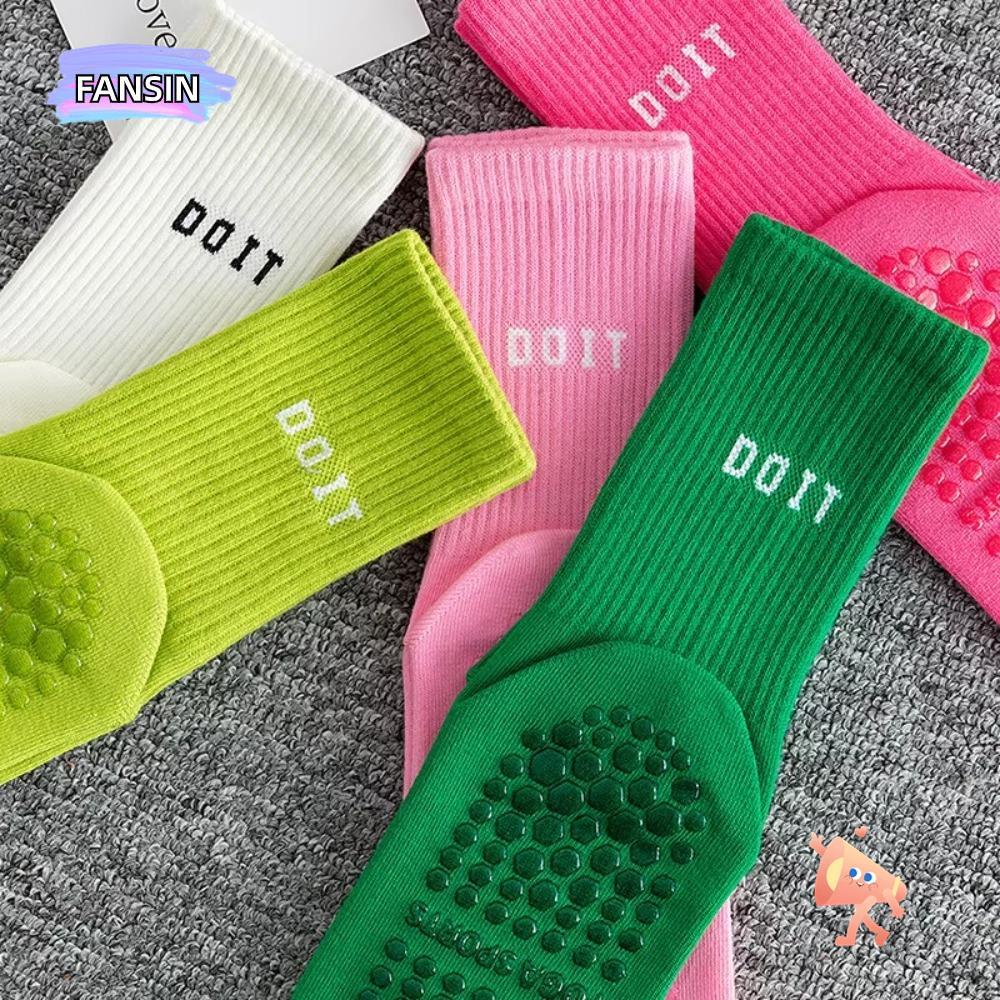 ถุงเท้ากีฬา 2 ชิ้น สีทึบลายผ้าฝ้าย เหมาะสำหรับโยคะและพิลาทิส พร้อมระบบกันลื่น