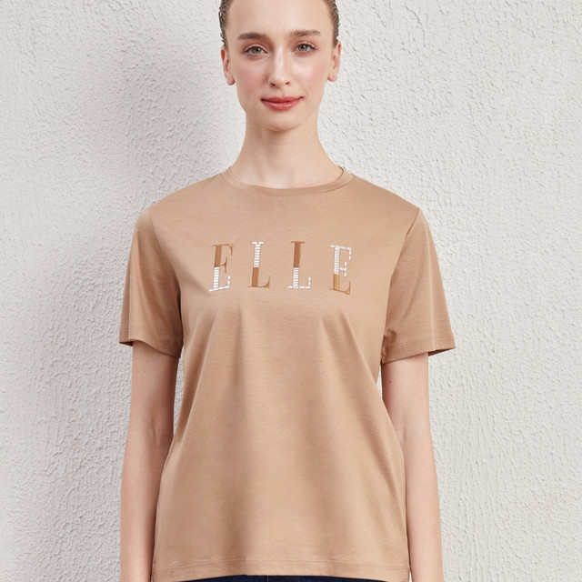 ELLE เสื้อยืดคอกลมแขนสั้น BASIC Style สีน้ําตาลคริสตัล Mid-Chest รุ่น W3K712