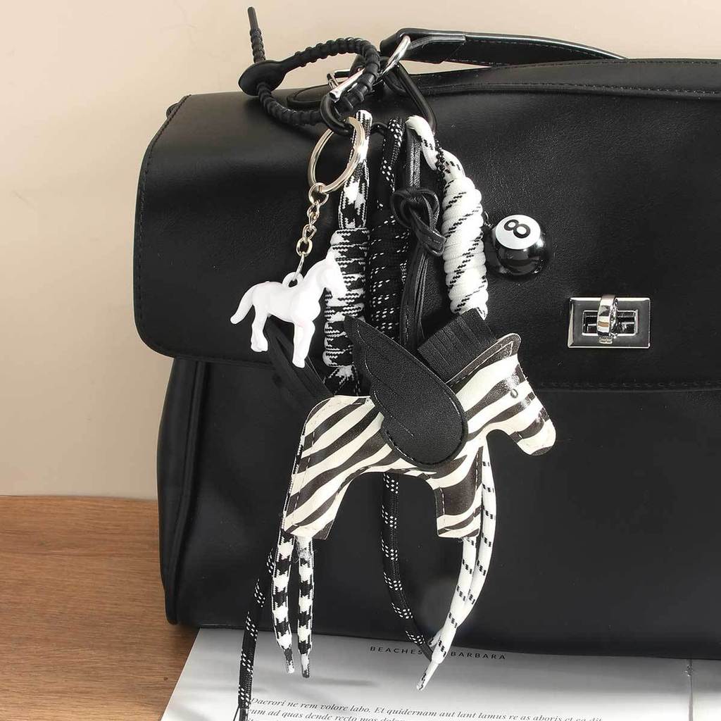 MIU Series หนังน่ารัก Pegasus เครื่องประดับ Pony สีดําแปดเชือกถักพวงกุญแจ High-End กระเป๋าแขวน