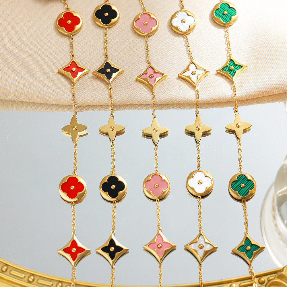 สร้อยข้อมือสัญลักษณ์ Four-Leaf Clover ทำจากเหล็กไทเทเนียมและทองคำจริง 18K ดีไซน์หรูหรา สวมได้ทุกรูปแบบเสื้อผ้า