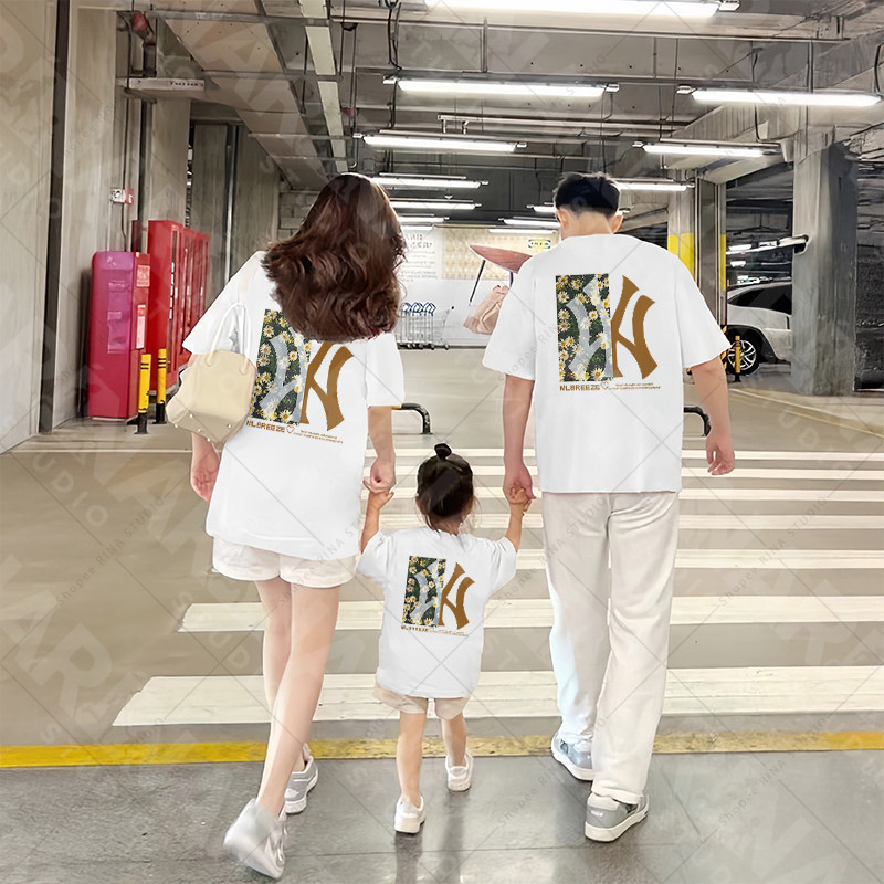 เสื้อยืดแขนสั้นที่เหมาะสำหรับครอบครัว และให้ความสบาย อยู่ในสไตล์เกาหลี ทำจากผ้าฝ้ายแท้เป็นส่วน 100% ของแบรนด์หนึ่ง