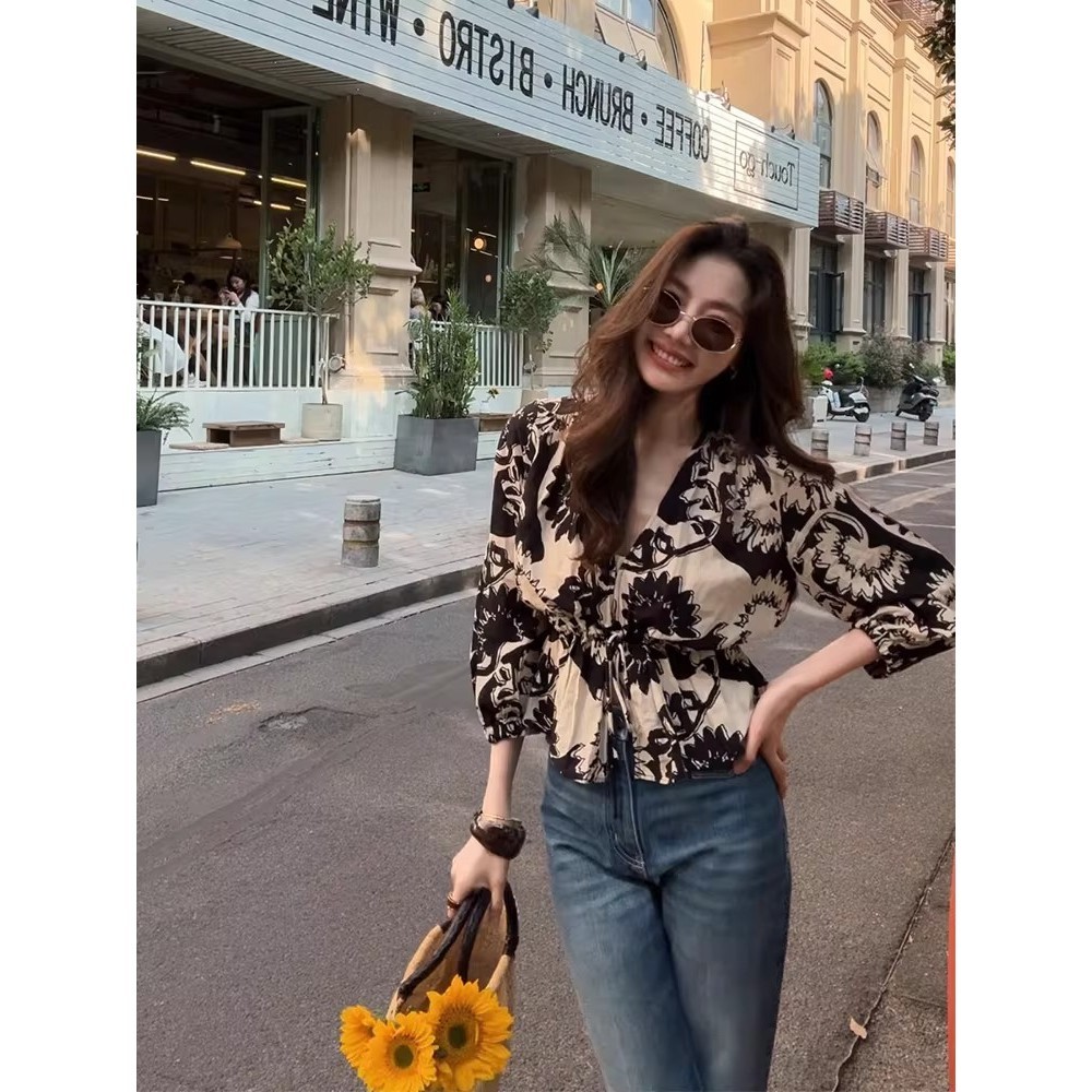 W698 ขอนำเสนอเสื้อเบลาส์แขนสามส่วนคอวีพิมพ์ลายสไตล์เรโทรฝร รูปที่ 4