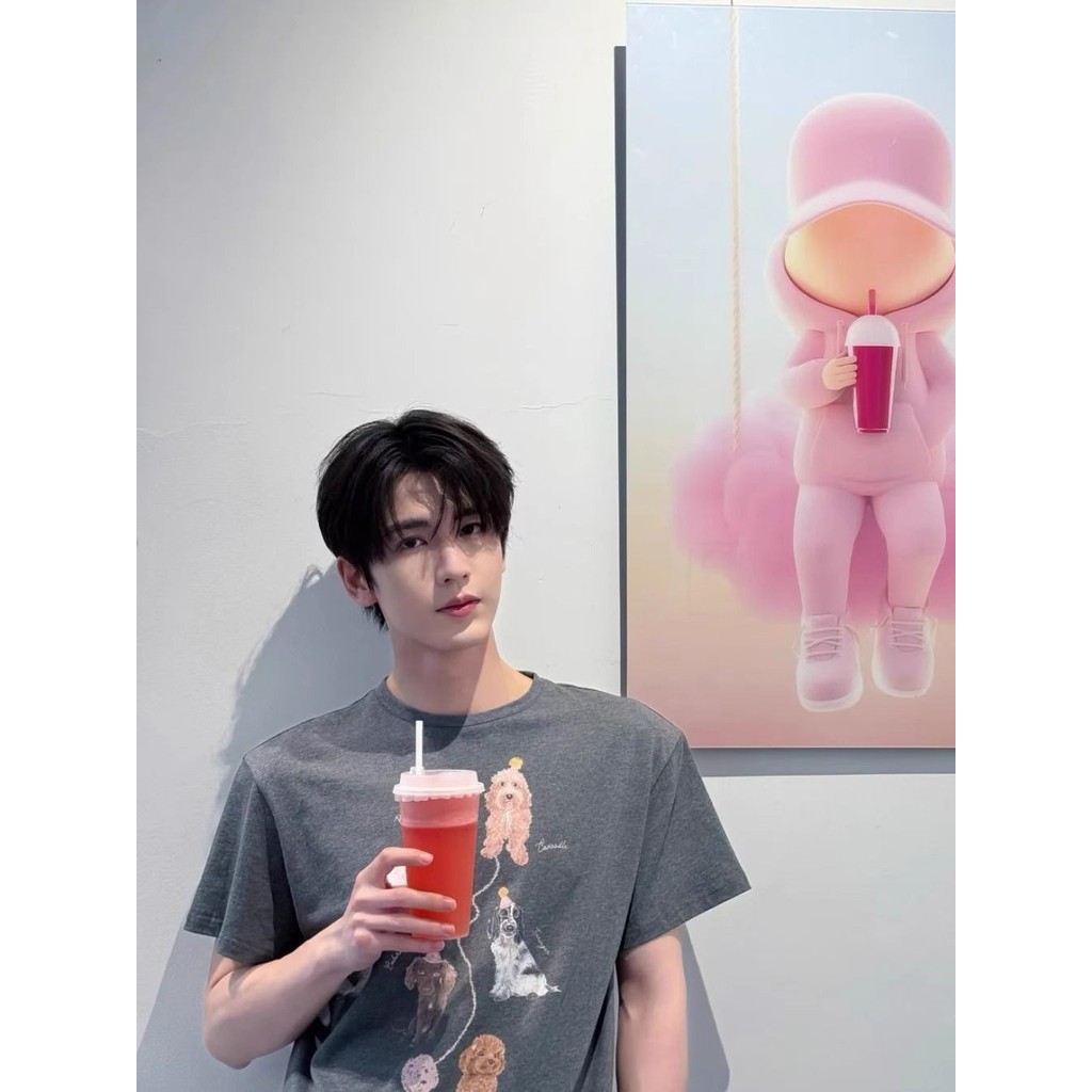 Zhang Linghe Star Pure Cotton Puppy Fun พิมพ์เสื้อยืดแขนสั้นหลวมกลาง All-Match Casual อินเทรนด์#张凌赫明星纯棉小狗趣味印花短袖T恤宽松中百搭休闲潮