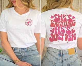 เสื้อบาร์บี้ ลาย Shes Everything Hes Just Ken Dream House Barbie And Ken Barbie 2023 สําหรับตุ๊กตาบาร์บี้