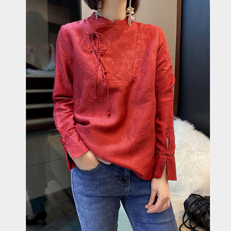 ปุ่มสไตล์ใหม่หนักผ้าไหมเช่น ผ้าแจ็คการ์ด เสื้อสีแดงผู้หญิงการออกแบบความรู้สึกของชนกลุ่มน้อยเก๋ยืนปกเสื้อสไตล์จีน