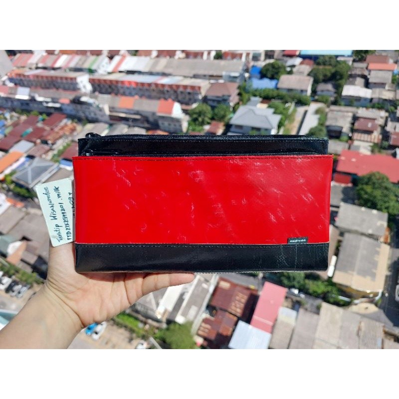 Freitag Masikura แดงดำเงาดำ