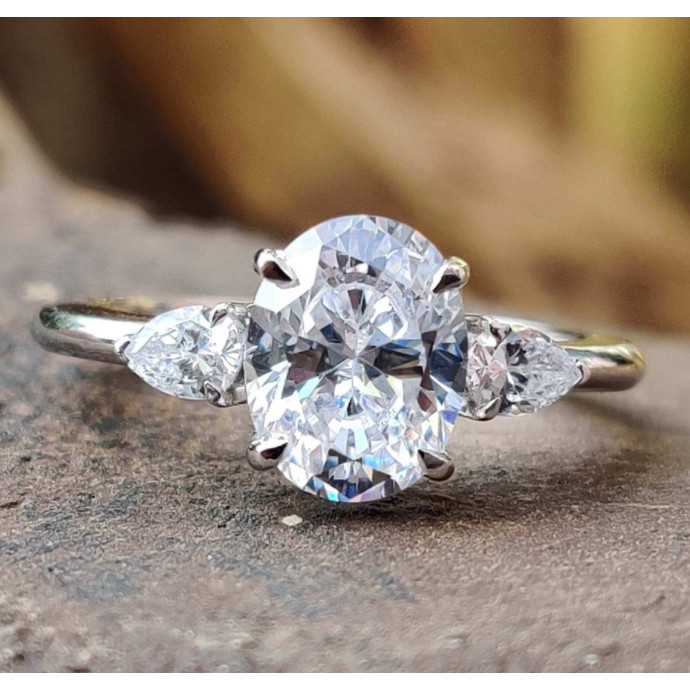 แหวนเพชร Oval 7.42 ct F VS1 Lab Grown Diamond Three Stone Ring - White Gold 94 ทองคำ