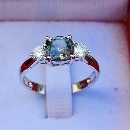 แหวนพลอยธรรมชาติ Grey Spinel 1.3 ct Lab Diamond Ring - White Gold 9K