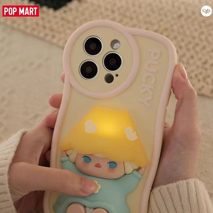 พร้อมส่ง POPMART PUCKY Home Time iPhone Case - เคสไอโฟน : เคสโทรศัพท์ 15 PRO MAX ของแท้ จาก SHOP