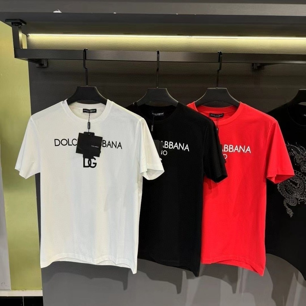 Dolce & Gabbana DG พิมพ์ใหม่ผ้าฝ้ายแท้แขนสั้นเสื้อยืดผู้ชายแนวโน้มแฟชั่นสําหรับผู้ชายและผู้หญิงคอกลม