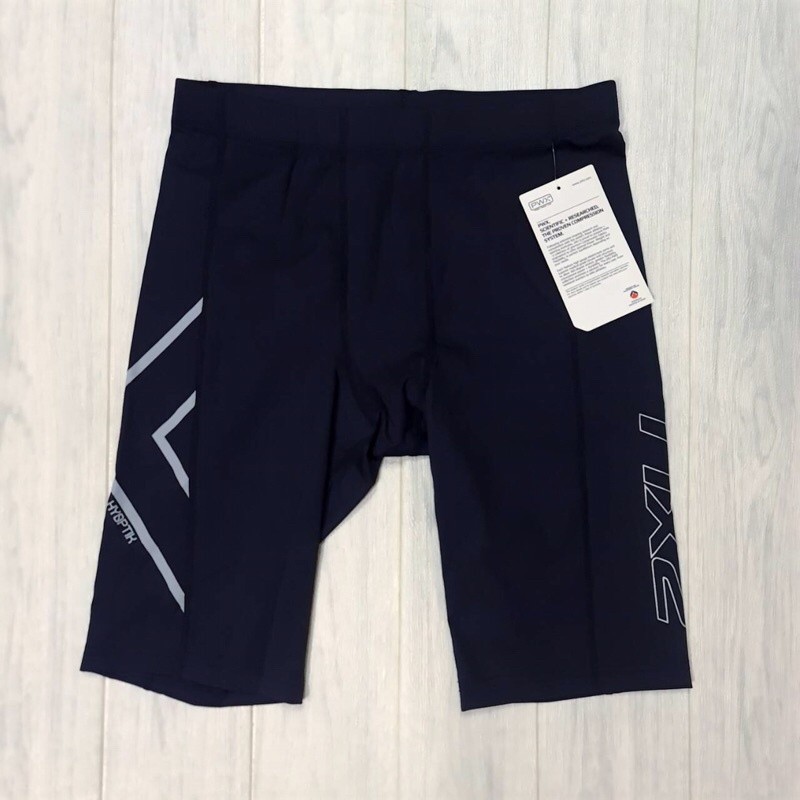 (ของแท้) 2XU Mens Hyoptik Compression Shorts กางเกงรัดกล้ามเนื้อขาสั้น รุ่น Hyoptik สีดำโลโก้เงินสะ