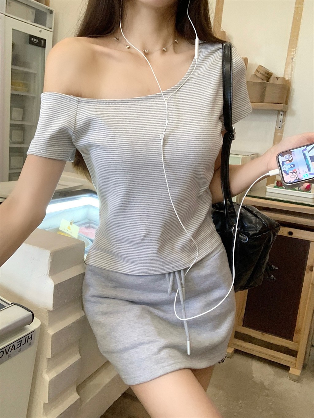 เสื้อยืดแขนสั้นผ้าฝ้ายแท้ ลายตารางสีตัดกัน คอเฉียงแบบไร้สาย