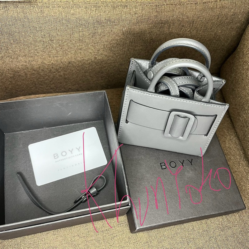 ,,Boyy Bobby Charm สี เทา pom