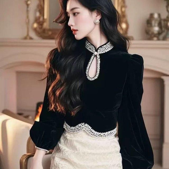 กํามะหยี่สีดํายืนขึ้นปกเสื้อยืดผู้หญิงขนาดเล็กสั้น จุดต่ําสุด เสื้อด้านบน