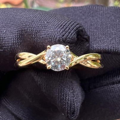 แหวนเพชร 0.4 ct Solitaire Lab Diamond Twist Ring - Yellow Gold 14K (เพชร 40 ตังค์)