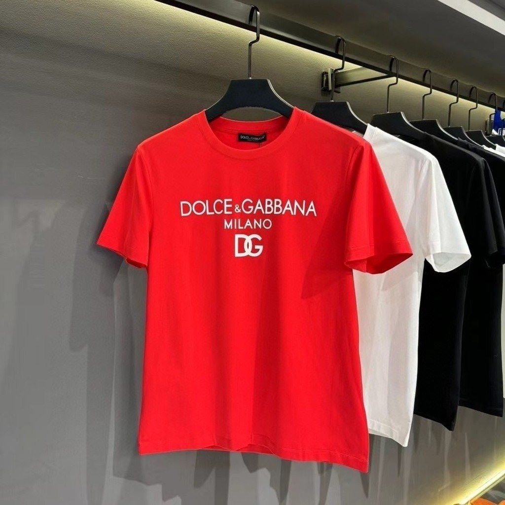 Dolce & Gabbana DG พิมพ์ใหม่ผ้าฝ้ายแท้แขนสั้นเสื้อยืดผู้ชายแนวโน้มแฟชั่นสําหรับผู้ชายและผู้หญิงคอกลม