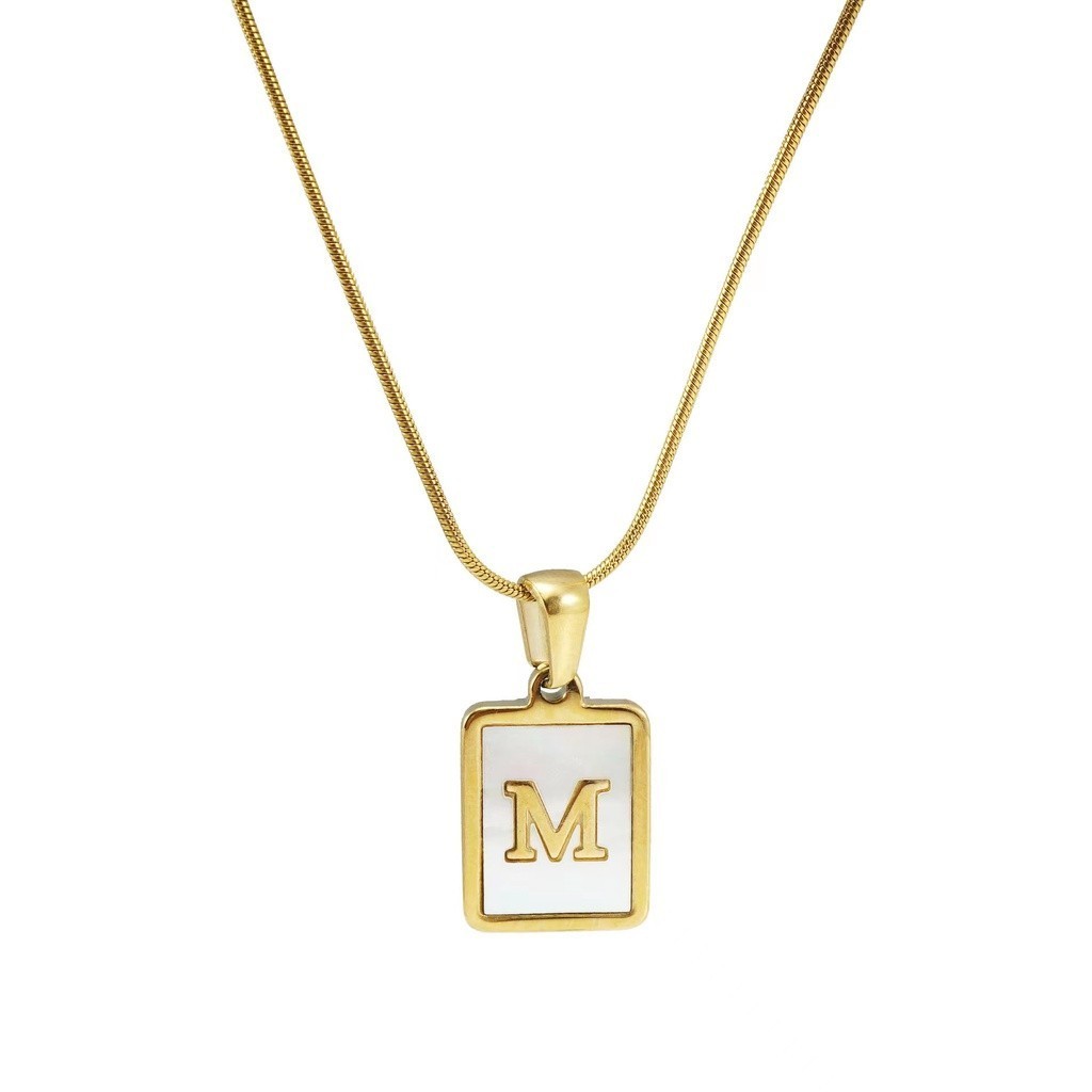 vbc ,,(โค้ด 50MIDNIGHT ลด 50%) สร้อยคอแสตนเลสสีทองเงางาม พร้อมจี้มุกอักษรอังกฤษสุดแนว