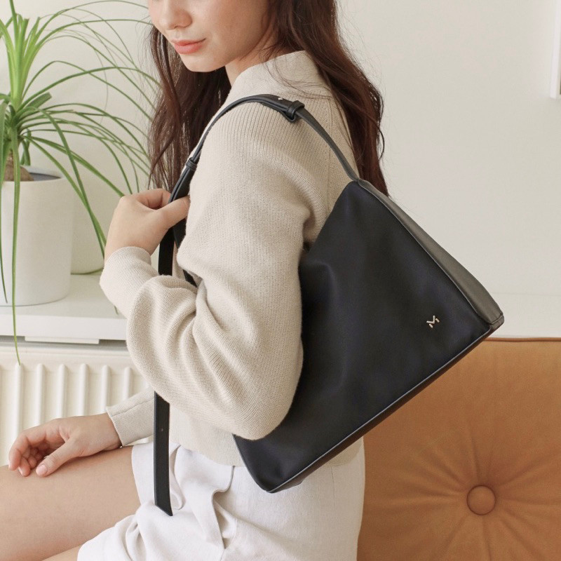 2024 [E-tax E-receipt] MADAM PEONY กระเป๋าสะพายผ้าไนลอนแท้ รุ่น LUNA