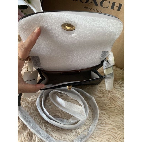 Shop Shop กระเป๋าสะพายหนัง สีดำงานShop Kip Turnlock Crossbodyขนาด7"ห่อโฟม ไม่มีถุงผ้า pom