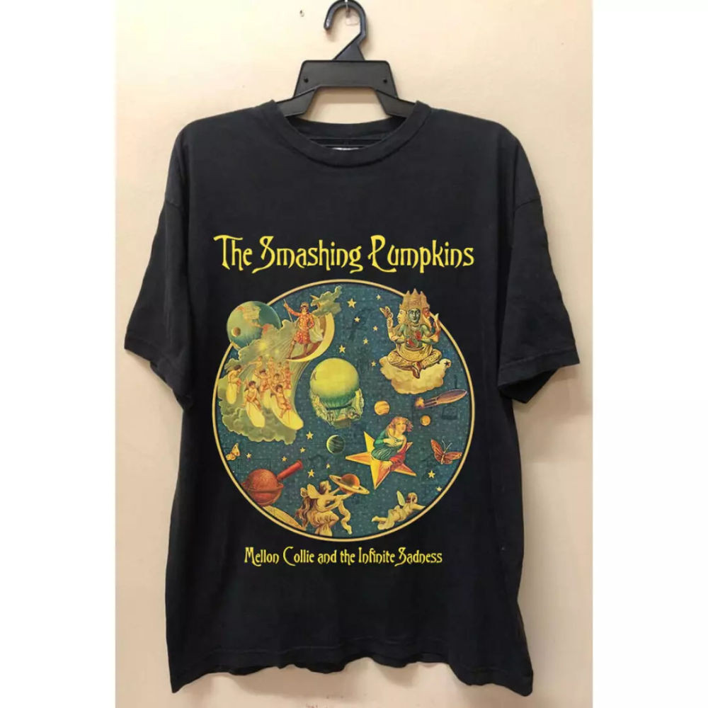 Vintage 1996 The Smashing Pumpkins Band Tour เสื้อยืดกราฟิกแขนสั้น Unisex สำหรับผู้ชายและผู้หญิงฤดูร้อน ราคา ถูกที่สุด ดีลบีเคเค รูปภาพหลัก