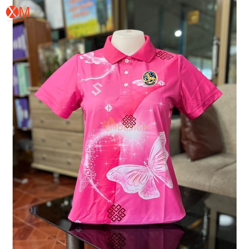 Xm เสื้อโปโล “ลายผีเสื้อ” ผ้าไมโครเกรด PREMIUM พร้อมส่ง POLO SHIRT (เลือกตราหน่วยงานได้ สาธา สพฐ อปท และอื่นๆ)สีชมพู