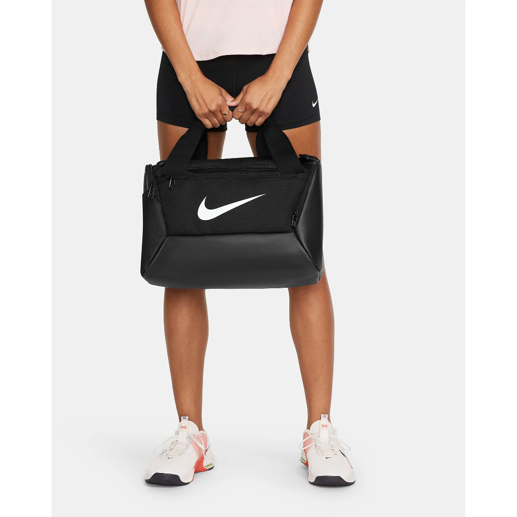 2024 Duffel Bag - NIKE Brasilia 9.5 Training Duffel Bag ขนาดเล็กพิเศษ 25L - สีดําสีขาว [DM3977-010]