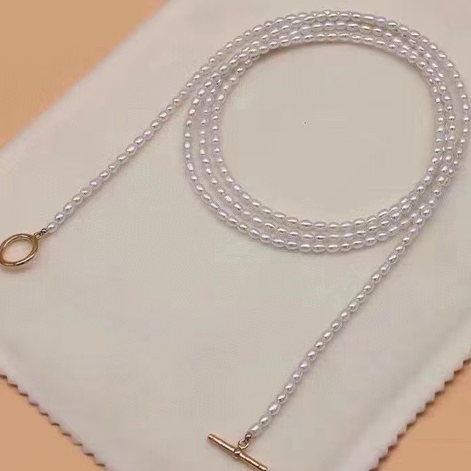 สไตล์ระเบิดมุกน้ำจืดธรรมชาติรูปข้าวยาวสร้อยคอหลายชั้นโซ่เสื้อสเวตเตอร์คลาสสิกและเรียบง่ายปุ่ม OTS แ