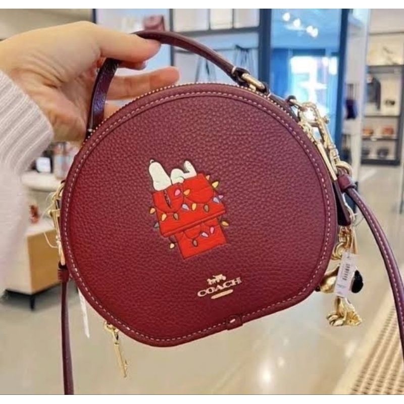 มาใหม่ค่ะกระเป๋าทรงกลม น่ารักมากสีสวยNEW Coach X Peanuts Canteen Crossbody With Snoopy Lights Moti