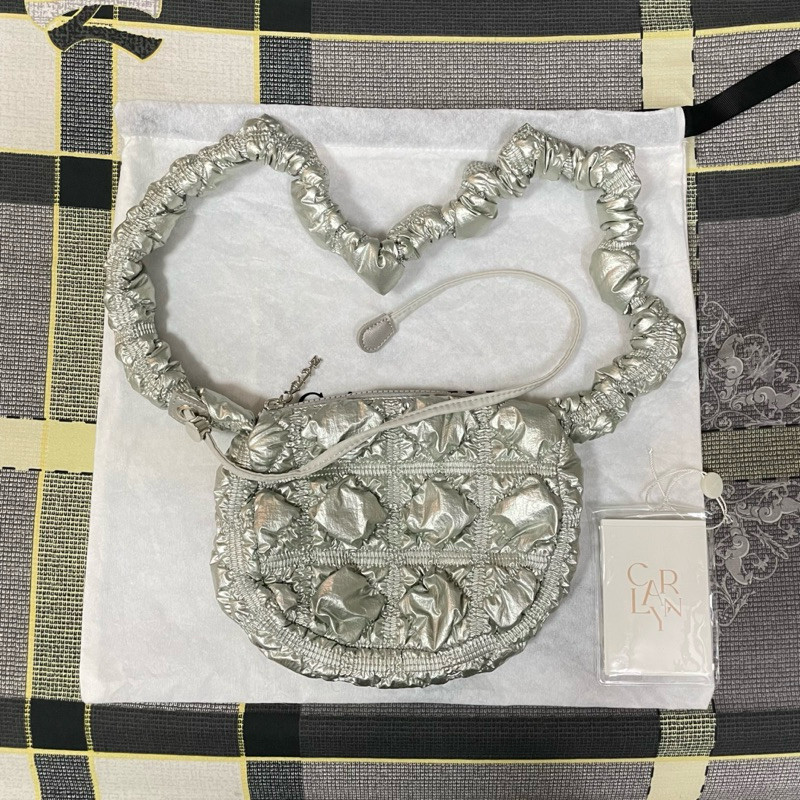 ♞,♘กระเป๋า Carlyn รุ่น Poing มือสอง สภาพใหม่ XDY