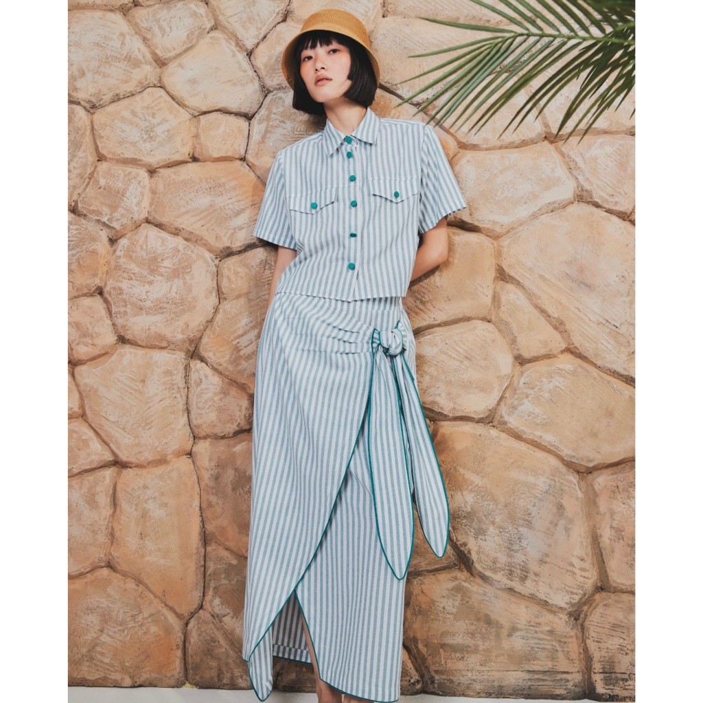 ♞,♘,♙UPTOYOU เสื้อเชิ้ตครอปผู้หญิงแขนสั้น  Woman shirt with green stripe print KJF