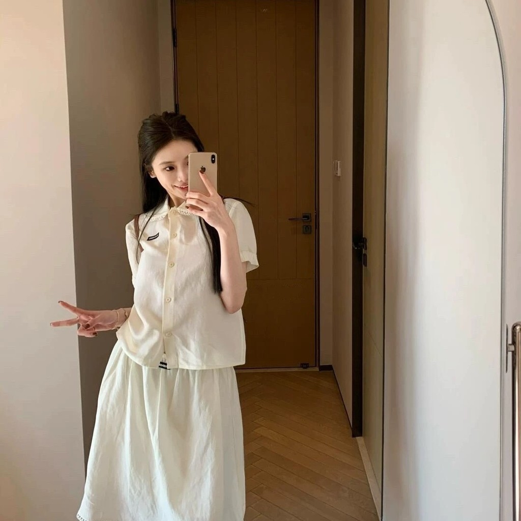 ♞,♘,♙ชุดรักแรกสีขาวแสงจันทร์ฤดูร้อน MIU2025 ใหม่ แขนสั้นหลวม คอตุ๊กตา ลูกไม้ ชุดสองชิ้น SLH2 AGD