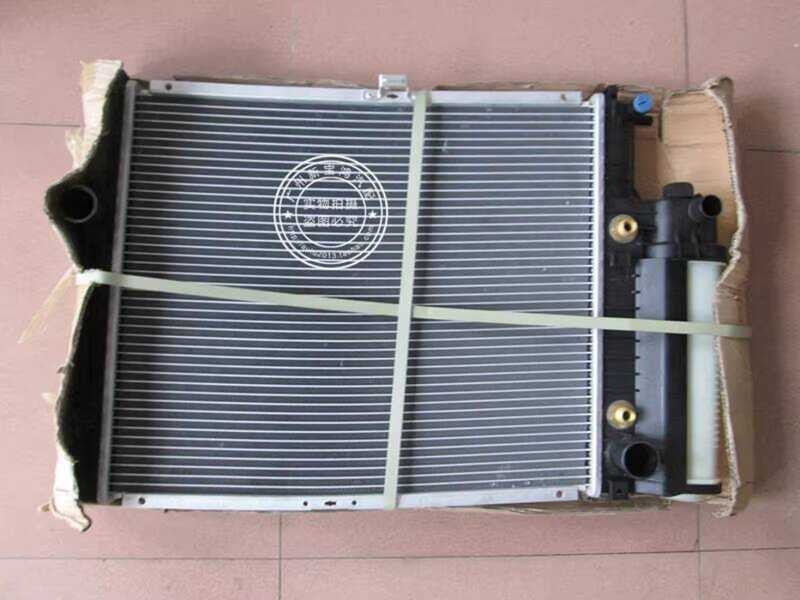 เหมาะสําหรับ BMW E34 E39 520I 523I 525I 528I 530I หม้อน้ําถังน้ํา