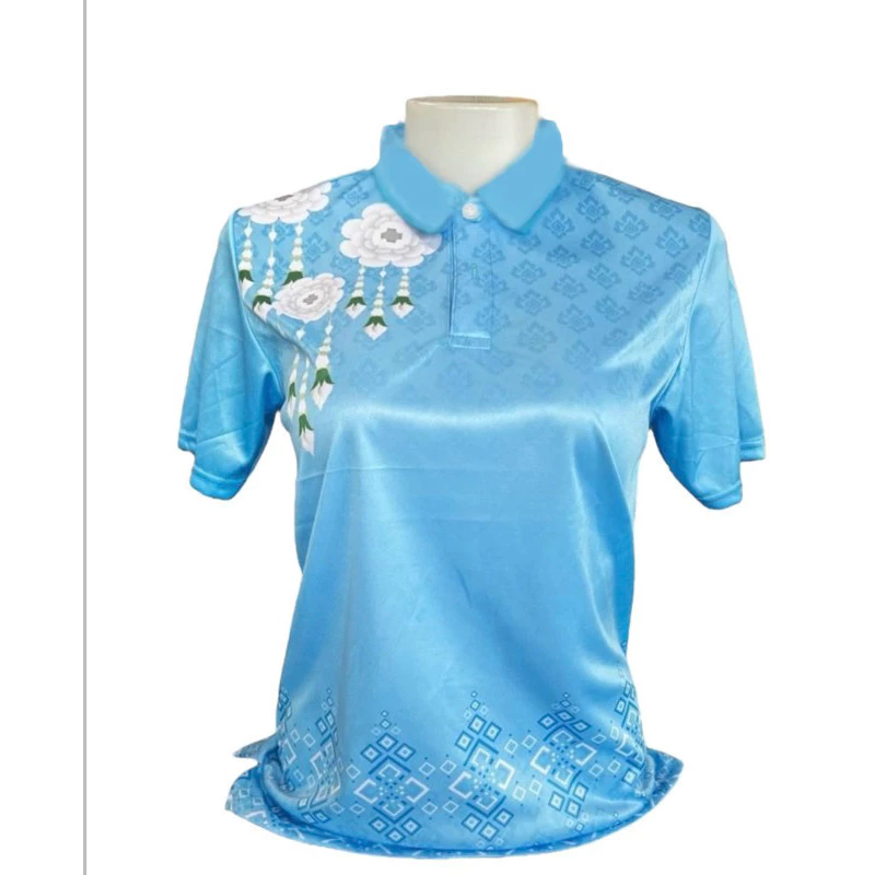 เสื้อโปโลสีฟ้าสำหรับวันแม่ มีโลโก้สิริกิติ์ที่หน้าอกด้านซ้าย