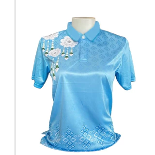 เสื้อโปโลสีฟ้าสำหรับวันแม่ มีโลโก้สิริกิติ์ที่หน้าอกด้านซ้าย