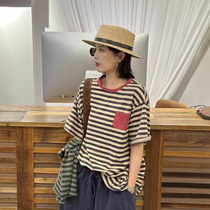 ♞ฤดูร้อนสีคมชัดรอบคอหลวมกระเป๋าออกแบบขี้เกียจลายแขนสั้นเสื้อยืดผู้หญิง FTH