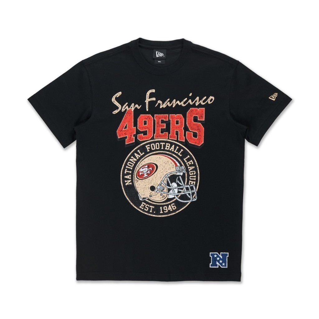 ♞New Era เสื้อยืดแขนสั้นรุ่น San Francisco 49ers NFL Helmet Black Short Sleeve T-Shirt KJG